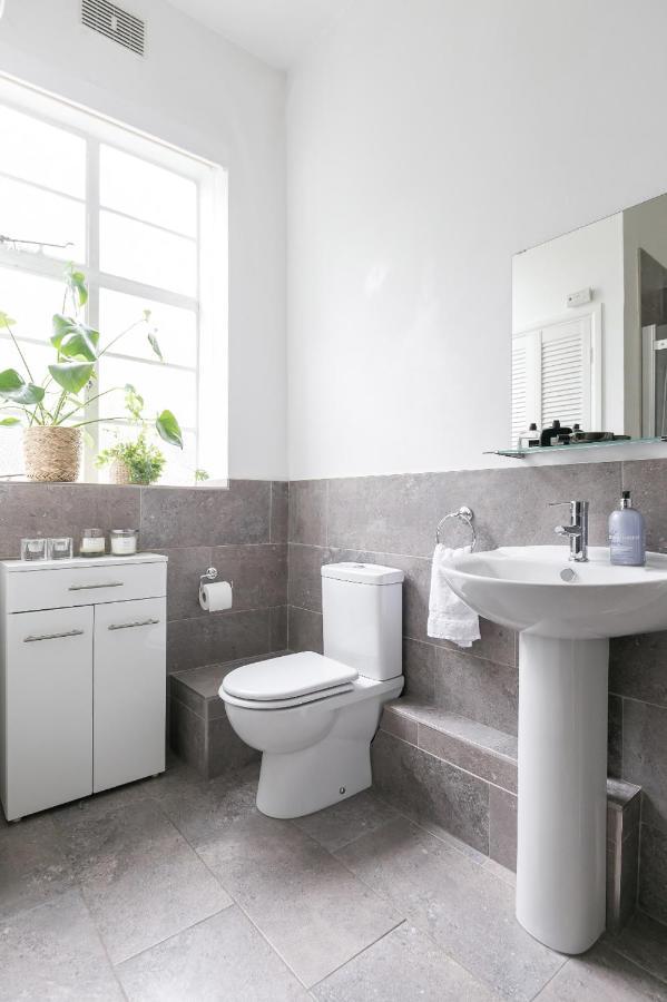 Chic 1 Bedroom Apartment In Bloomsbury, Sleeps 4 London Bagian luar foto