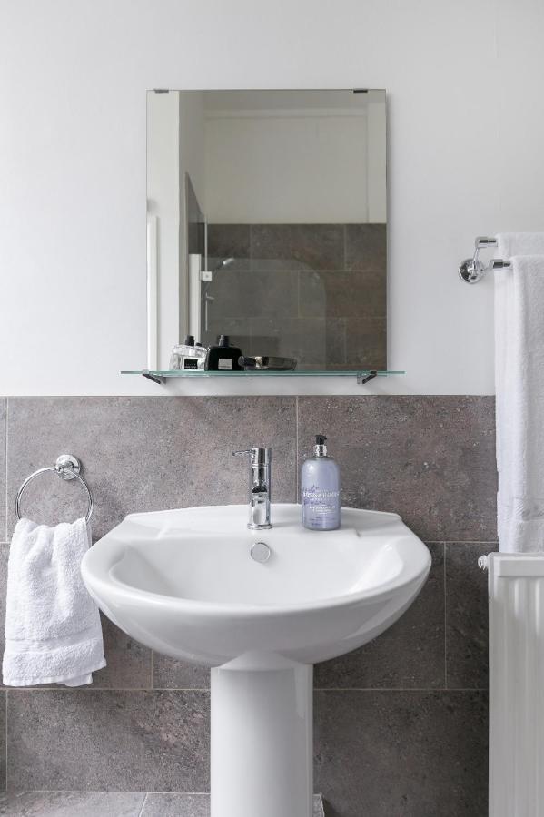 Chic 1 Bedroom Apartment In Bloomsbury, Sleeps 4 London Bagian luar foto